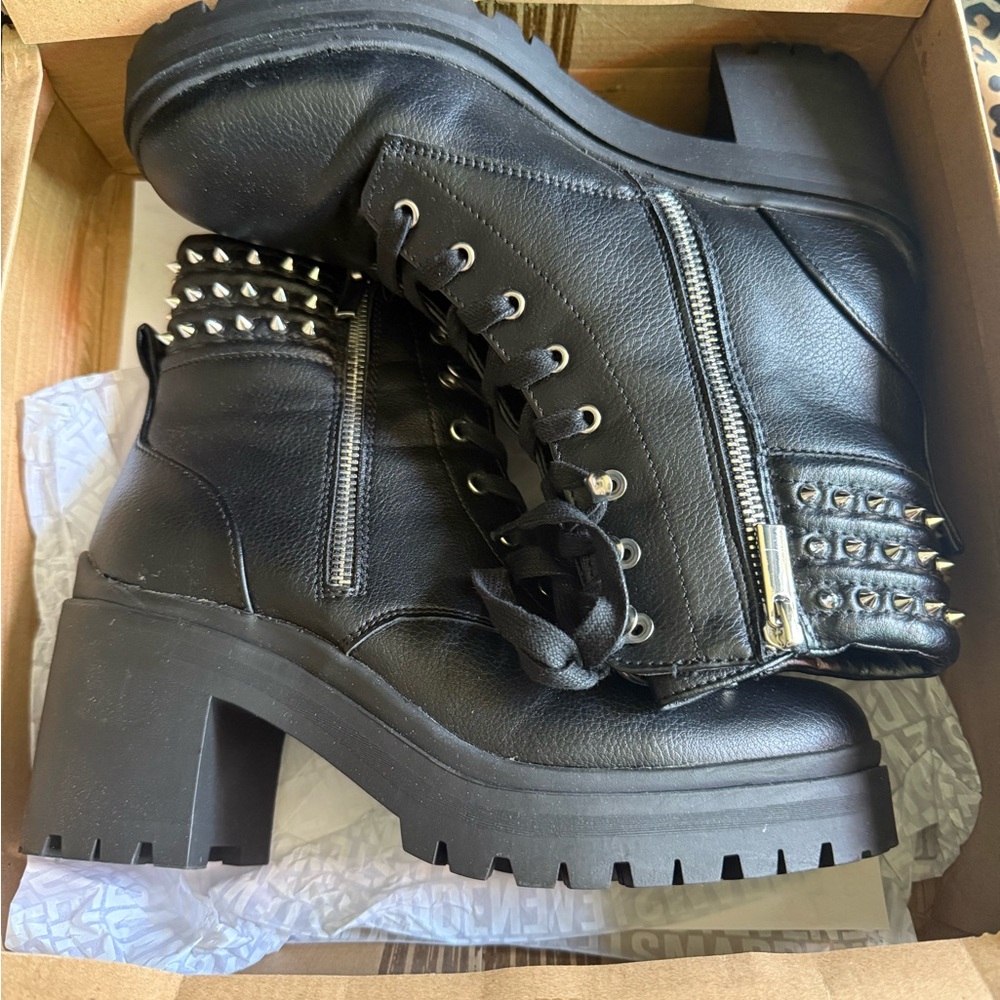 Steve Madden Black Leather Combat Boots with Rugged Sole and Lace-Up Design